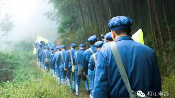 緬懷革命先烈，學(xué)習(xí)革命精神。——湘江電纜井岡山精神學(xué)習(xí)班剪影