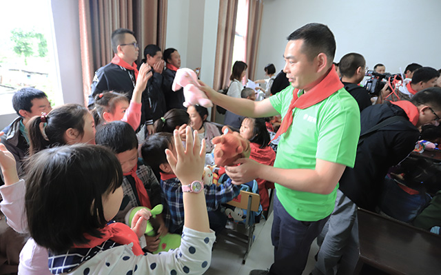 “六一微心愿，愛(ài)心暖童心”湘江電纜攜手村長(zhǎng)李銳愛(ài)心傳遞 點(diǎn)亮未來(lái)