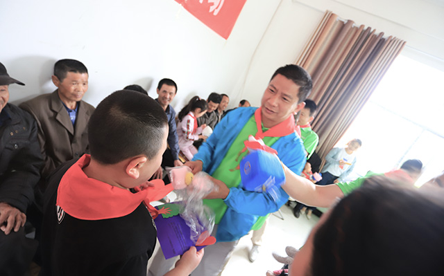 “六一微心愿，愛(ài)心暖童心”湘江電纜攜手村長(zhǎng)李銳愛(ài)心傳遞 點(diǎn)亮未來(lái)