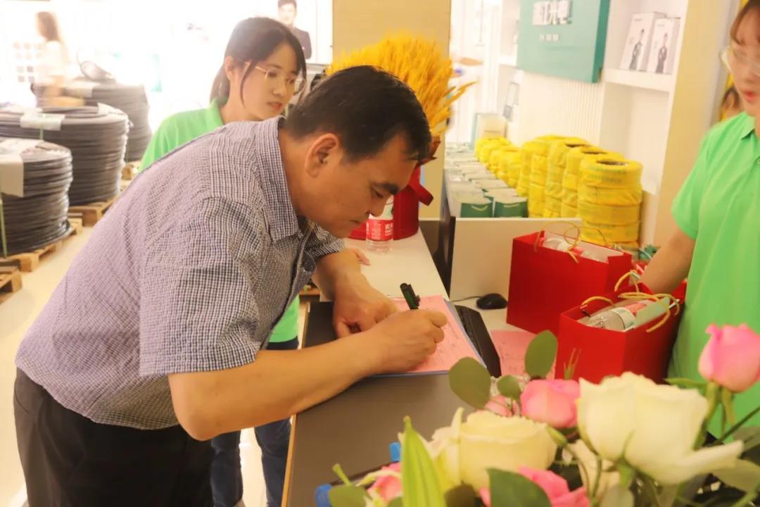 連通世界 點(diǎn)亮未來??！湘江電纜集團(tuán)武漢旗艦店開業(yè)慶典盛大舉行！